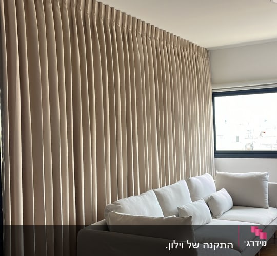 וילון ארוך בצבע בז